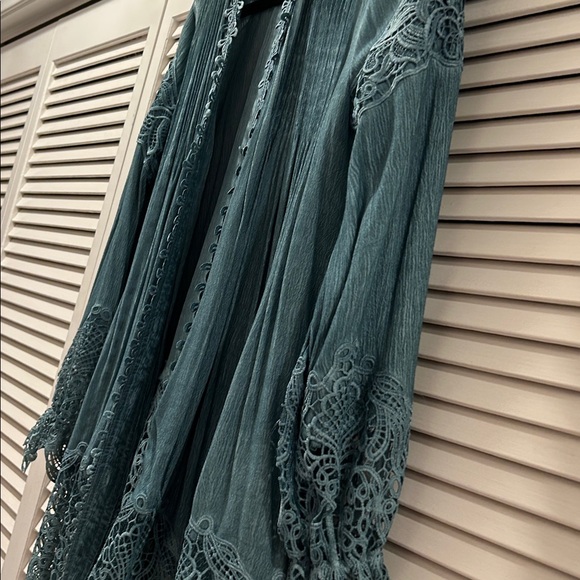 Beautiful vintage boho jacket with gorgeous lace details on sleeve and the hem. - Picture 4 of 16